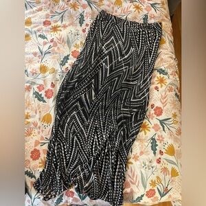 Chic Black and White Zigzag Skirt